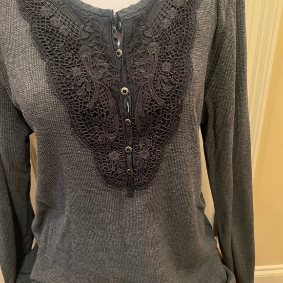 Elegant Gray Long Sleeve Top with Lace Detail - Picture 1 of 2